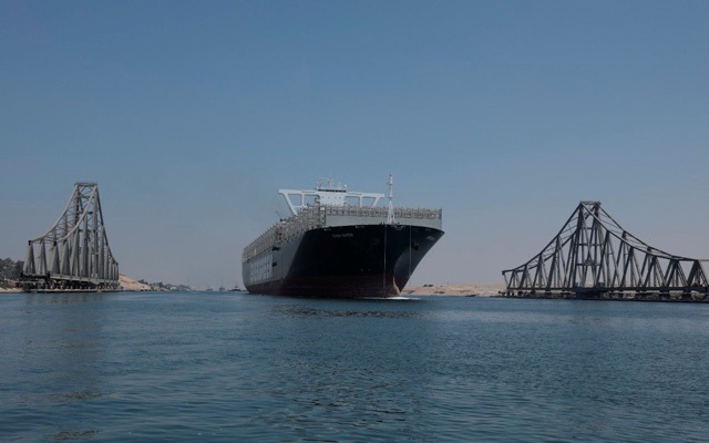 Tàu Ever Given di chuyển qua kênh Suez ngày 20/8. Ảnh: Reuters