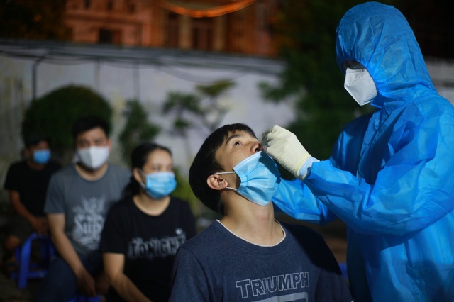  Thủ tướng: Xét nghiệm Covid-19 toàn TP.HCM trong lúc giãn cách, thực hiện chiến dịch tiêm vaccine miễn phí - Ảnh 1.