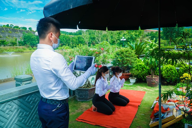 Dịch Covid-19, người Hà Nội cúng lễ Vu Lan online, viếng mộ qua video call - Ảnh 8.