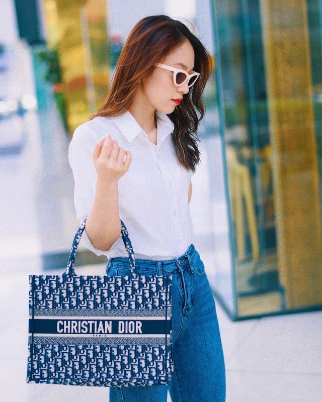Mới tốt nghiệp ĐH 1 năm, Khánh Vy đã xách túi hiệu Dior 70 triệu đồng, lái xế hộp đi làm ở VTV! - Ảnh 4. Mới tốt nghiệp ĐH 1 năm, Khánh Vy đã xách túi hiệu Dior 70 triệu đồng, lái xế hộp đi làm ở VTV! - Ảnh 4.