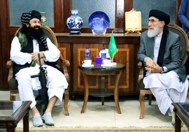  Thủ lĩnh khét tiếng Taliban thu phục em Tổng thống đào tẩu, ôm súng gặp cựu Thủ tướng - Ảnh 1.