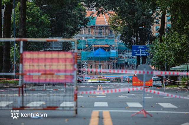  Đường phố Sài Gòn vắng lặng chưa từng thấy trong ngày đầu siết chặt giãn cách: Không còn bóng shipper, “ai ở đâu ở yên đó” - Ảnh 2.