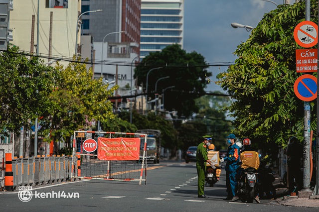  Đường phố Sài Gòn vắng lặng chưa từng thấy trong ngày đầu siết chặt giãn cách: Không còn bóng shipper, “ai ở đâu ở yên đó” - Ảnh 11.