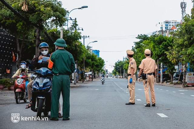  Cận cảnh lực lượng quân đội tuần tra đường phố Sài Gòn, kiểm soát tại các chốt phòng dịch Covid-19 - Ảnh 6.