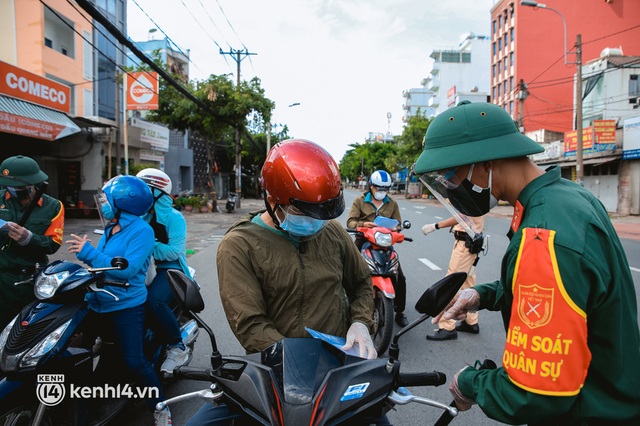  Cận cảnh lực lượng quân đội tuần tra đường phố Sài Gòn, kiểm soát tại các chốt phòng dịch Covid-19 - Ảnh 7.