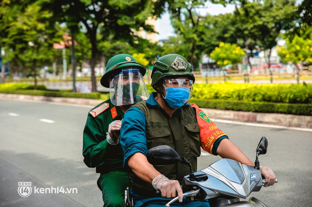  Cận cảnh lực lượng quân đội tuần tra đường phố Sài Gòn, kiểm soát tại các chốt phòng dịch Covid-19 - Ảnh 8.