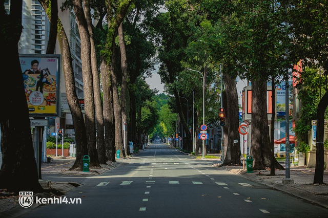  Đường phố Sài Gòn vắng lặng chưa từng thấy trong ngày đầu siết chặt giãn cách: Không còn bóng shipper, “ai ở đâu ở yên đó” - Ảnh 8.