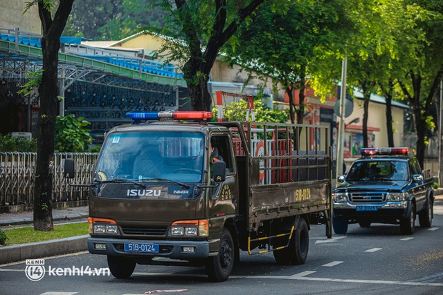  Cận cảnh lực lượng quân đội tuần tra đường phố Sài Gòn, kiểm soát tại các chốt phòng dịch Covid-19 - Ảnh 9.