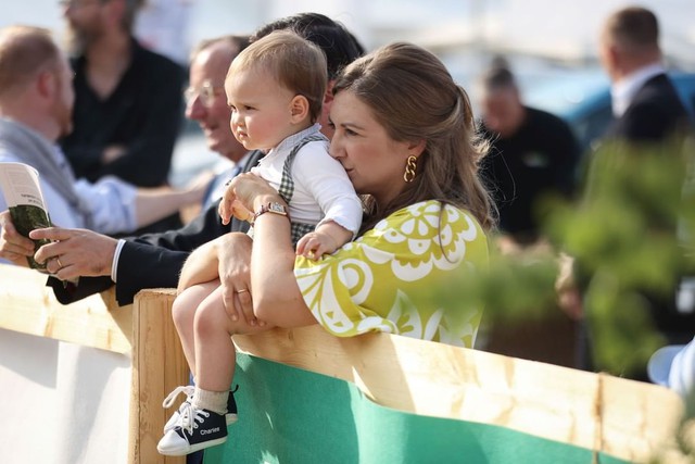 Chân dung em bé hoàng gia HOT nhất hiện nay: Phong thái chuẩn vị vua tương lai, chiếm sóng cả con nhà Công nương Kate - Ảnh 8.