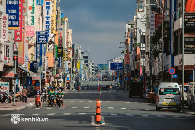  Đường phố Sài Gòn vắng lặng chưa từng thấy trong ngày đầu siết chặt giãn cách: Không còn bóng shipper, “ai ở đâu ở yên đó” - Ảnh 10.