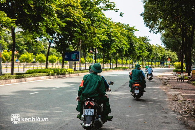  Cận cảnh lực lượng quân đội tuần tra đường phố Sài Gòn, kiểm soát tại các chốt phòng dịch Covid-19 - Ảnh 11.