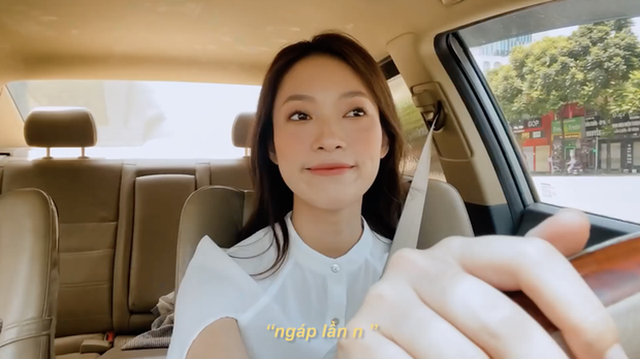 Mới tốt nghiệp ĐH 1 năm, Khánh Vy đã xách túi hiệu Dior 70 triệu đồng, lái xế hộp đi làm ở VTV! - Ảnh 1. Mới tốt nghiệp ĐH 1 năm, Khánh Vy đã xách túi hiệu Dior 70 triệu đồng, lái xế hộp đi làm ở VTV! - Ảnh 1.