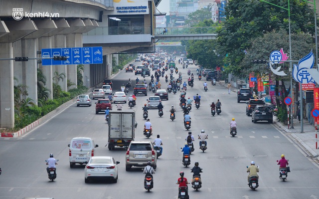 Ảnh: Đường phố Hà Nội đông đúc bất ngờ trong chiều ngày 24/8 - Ảnh 1.