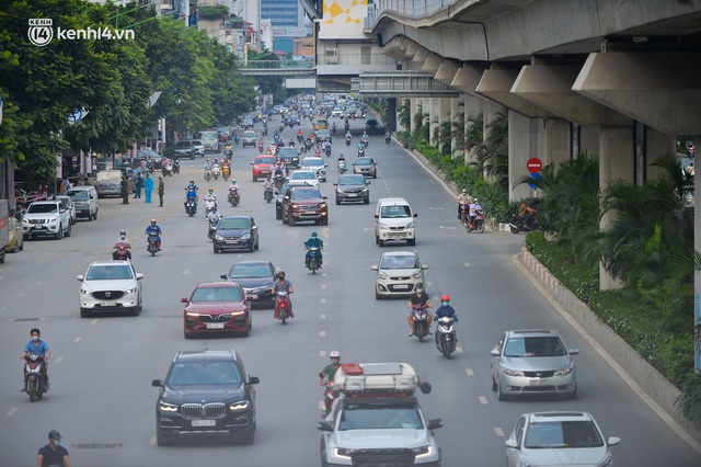 Ảnh: Đường phố Hà Nội đông đúc bất ngờ trong chiều ngày 24/8 - Ảnh 2.