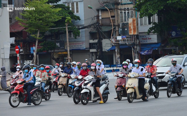 Ảnh: Đường phố Hà Nội đông đúc bất ngờ trong chiều ngày 24/8 - Ảnh 12.