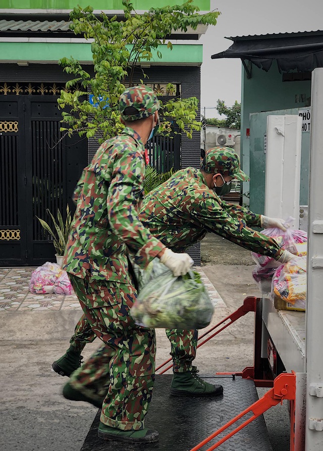  Chùm ảnh các chiến sĩ bộ đội tỉ mỉ sắp xếp từng phần quà, trao tận tay người dân Sài Gòn: Vừa nhanh nhẹn mà rất nề nếp, kỷ cương - Ảnh 13.