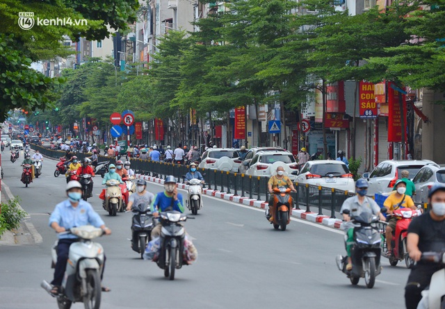 Ảnh: Đường phố Hà Nội đông đúc bất ngờ trong chiều ngày 24/8 - Ảnh 14.