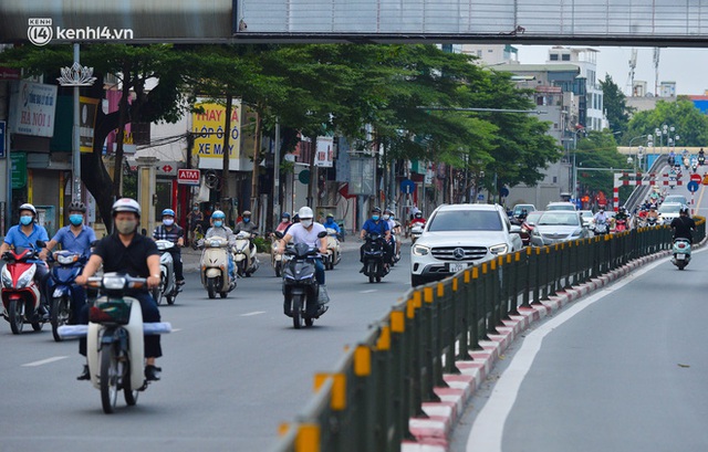 Ảnh: Đường phố Hà Nội đông đúc bất ngờ trong chiều ngày 24/8 - Ảnh 15.