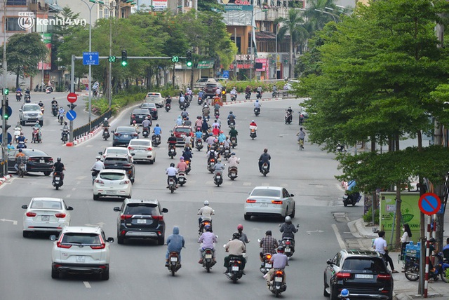 Ảnh: Đường phố Hà Nội đông đúc bất ngờ trong chiều ngày 24/8 - Ảnh 16.