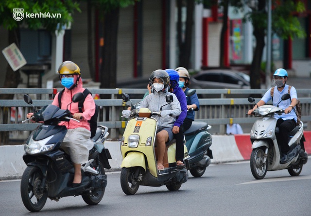 Ảnh: Đường phố Hà Nội đông đúc bất ngờ trong chiều ngày 24/8 - Ảnh 9.