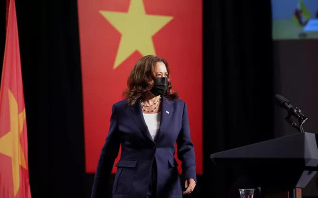 Phó Tổng thống Mỹ Kamala Harris trong chuyến công du Việt Nam - Ảnh: Reuters