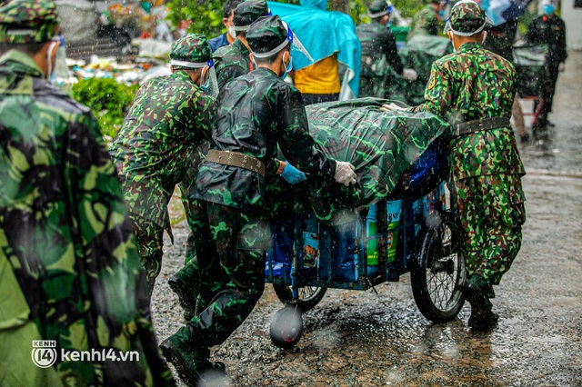  Các chiến sĩ bộ binh dầm mưa, mang rau củ tự tay trồng tặng bà con Sài Gòn khiến ai cũng xúc động: “Thấy mấy chú vất vả mà sao thương quá” - Ảnh 2.