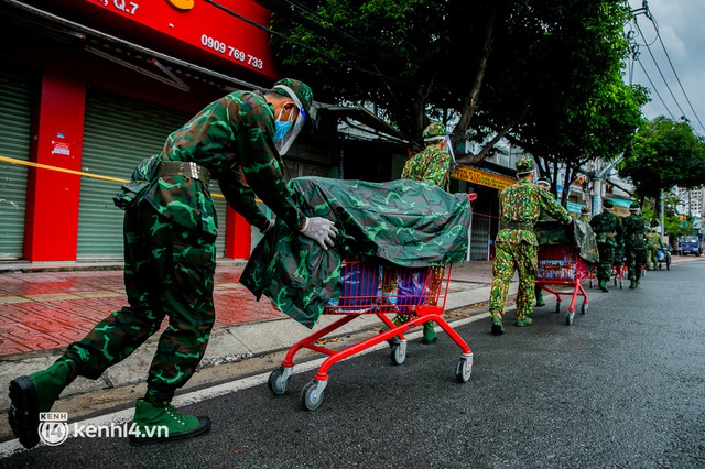  Các chiến sĩ bộ binh dầm mưa, mang rau củ tự tay trồng tặng bà con Sài Gòn khiến ai cũng xúc động: “Thấy mấy chú vất vả mà sao thương quá” - Ảnh 3.