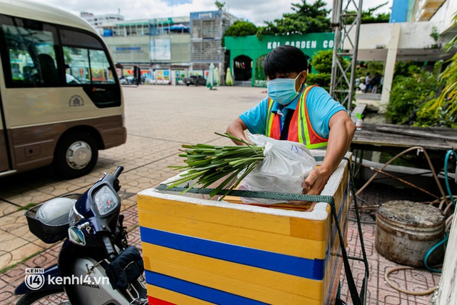 Cận cảnh một buổi đi chợ hộ của bộ đội, giáo viên... tại các siêu thị dã chiến ở TP.HCM trong thời gian siết chặt giãn cách - Ảnh 3.