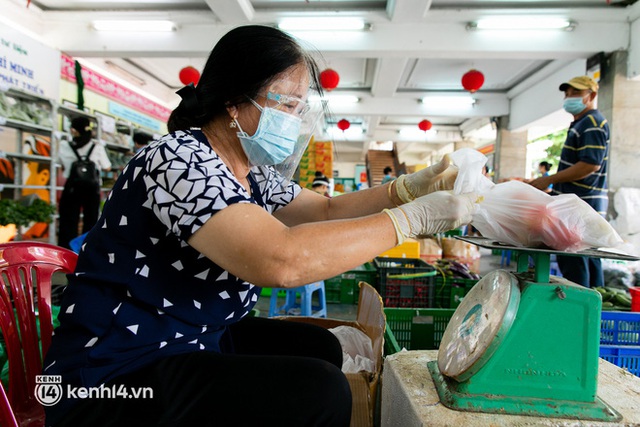 Cận cảnh một buổi đi chợ hộ của bộ đội, giáo viên... tại các siêu thị dã chiến ở TP.HCM trong thời gian siết chặt giãn cách - Ảnh 13.