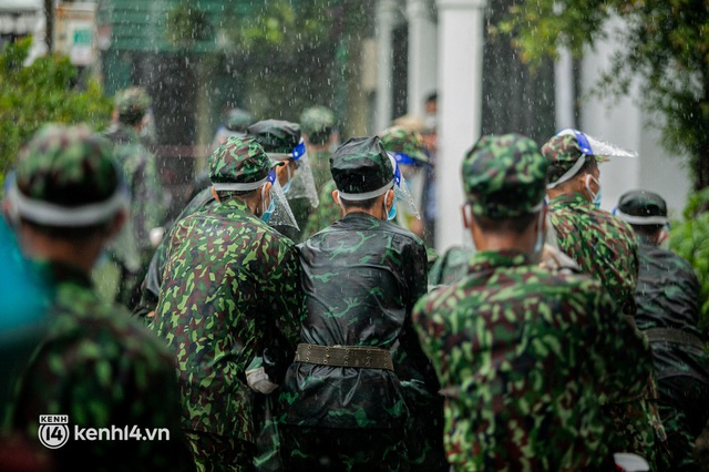  Các chiến sĩ bộ binh dầm mưa, mang rau củ tự tay trồng tặng bà con Sài Gòn khiến ai cũng xúc động: “Thấy mấy chú vất vả mà sao thương quá” - Ảnh 18.