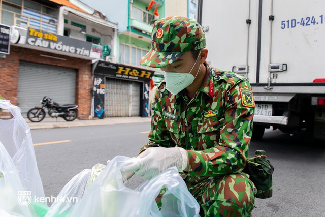 Cận cảnh một buổi đi chợ hộ của bộ đội, giáo viên... tại các siêu thị dã chiến ở TP.HCM trong thời gian siết chặt giãn cách - Ảnh 21.