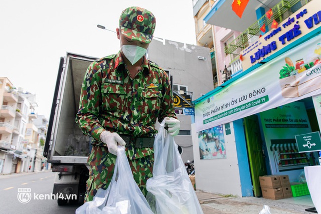 Cận cảnh một buổi đi chợ hộ của bộ đội, giáo viên... tại các siêu thị dã chiến ở TP.HCM trong thời gian siết chặt giãn cách - Ảnh 22.