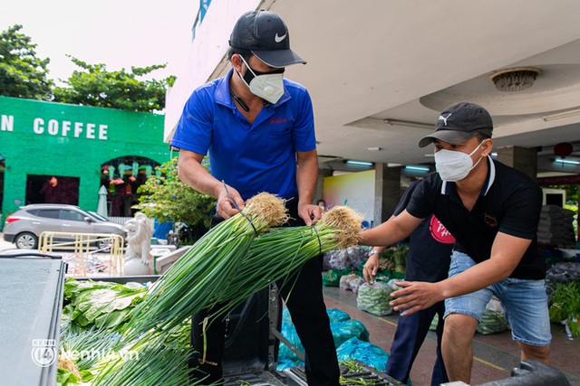 Cận cảnh một buổi đi chợ hộ của bộ đội, giáo viên... tại các siêu thị dã chiến ở TP.HCM trong thời gian siết chặt giãn cách - Ảnh 6.