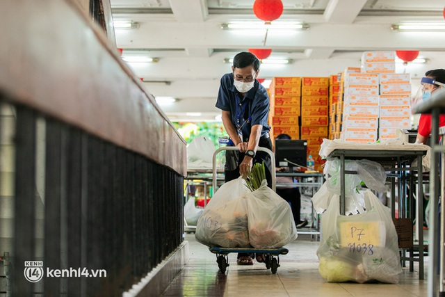 Cận cảnh một buổi đi chợ hộ của bộ đội, giáo viên... tại các siêu thị dã chiến ở TP.HCM trong thời gian siết chặt giãn cách - Ảnh 7.