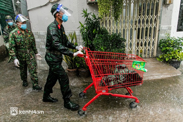  Các chiến sĩ bộ binh dầm mưa, mang rau củ tự tay trồng tặng bà con Sài Gòn khiến ai cũng xúc động: “Thấy mấy chú vất vả mà sao thương quá” - Ảnh 8.