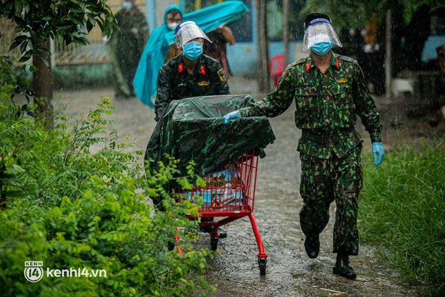  Các chiến sĩ bộ binh dầm mưa, mang rau củ tự tay trồng tặng bà con Sài Gòn khiến ai cũng xúc động: “Thấy mấy chú vất vả mà sao thương quá” - Ảnh 9.
