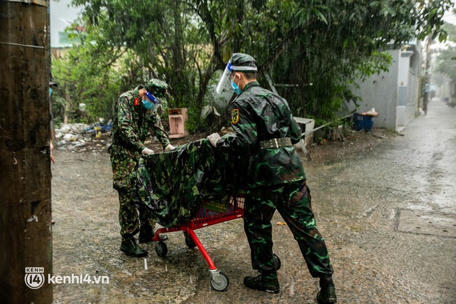 Các chiến sĩ bộ binh dầm mưa, mang rau củ tự tay trồng tặng bà con Sài Gòn khiến ai cũng xúc động: “Thấy mấy chú vất vả mà sao thương quá” - Ảnh 11.