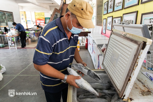 Cận cảnh một buổi đi chợ hộ của bộ đội, giáo viên... tại các siêu thị dã chiến ở TP.HCM trong thời gian siết chặt giãn cách - Ảnh 12.