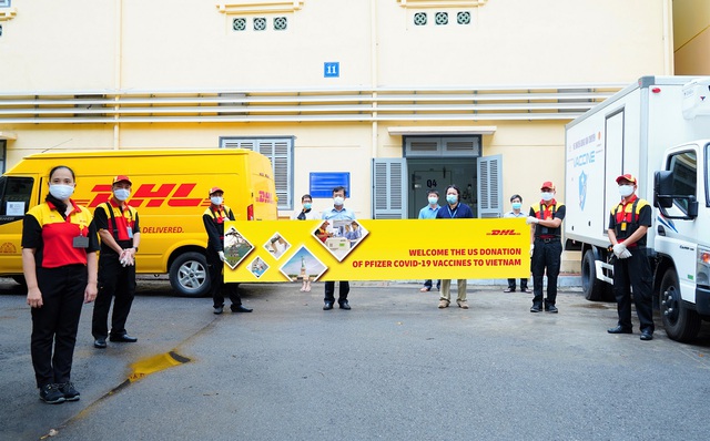 DHL Express tiếp tục hỗ trợ vận chuyển  lô vắc-xin Pfizer mà Mỹ tài trợ về Việt Nam - Ảnh 1.