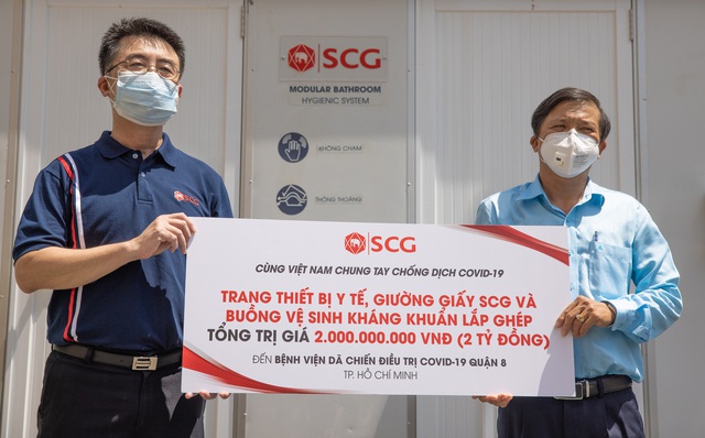 Ông Piyapong Jriyasetapong đại diện SCG Việt Nam đang trao tặng phẩm cho bệnh viện quận 8 - TP.HCM.