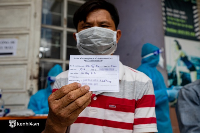  Ảnh: Người nghèo trong khu phong tỏa ở TP.HCM phấn khởi khi các đội vaccine lưu động đến tận nơi để tiêm chủng - Ảnh 23.