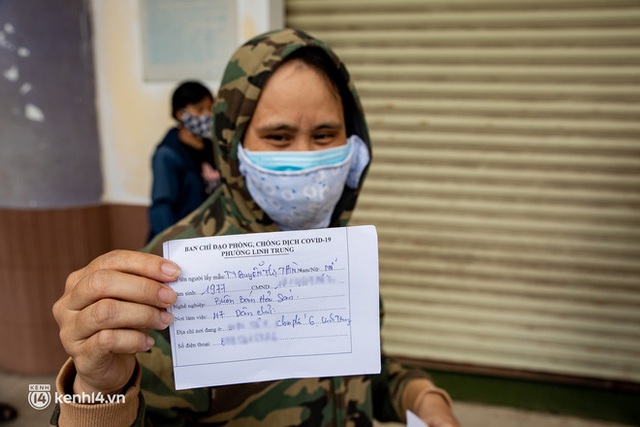  Ảnh: Người nghèo trong khu phong tỏa ở TP.HCM phấn khởi khi các đội vaccine lưu động đến tận nơi để tiêm chủng - Ảnh 24.