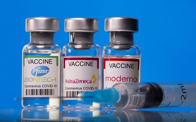 Tiêm kết hợp vaccine AstraZeneca với Pfizer hoặc Moderna giảm 88% nguy cơ nhiễm SARS-CoV-2. Ảnh: Reuters