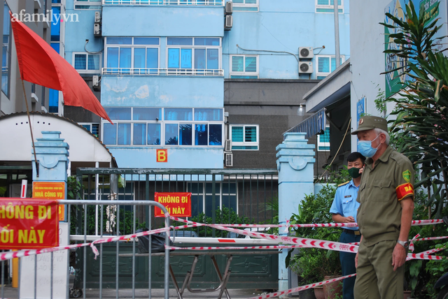Hà Nội: Phong tỏa tạm thời cửa hàng tiện lợi và chung cư trên phố Lê Trọng Tấn liên quan ca dương tính SARS-CoV-2 - Ảnh 3.