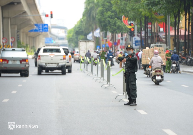  Hà Nội: Tổ công tác đặc biệt lập chốt dài 200 mét xử lý vi phạm phòng chống dịch, nhiều người quay xe khi gặp chốt - Ảnh 2.