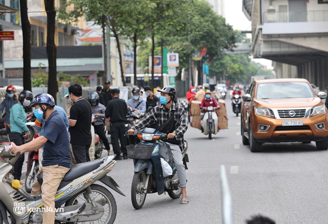  Hà Nội: Tổ công tác đặc biệt lập chốt dài 200 mét xử lý vi phạm phòng chống dịch, nhiều người quay xe khi gặp chốt - Ảnh 13.