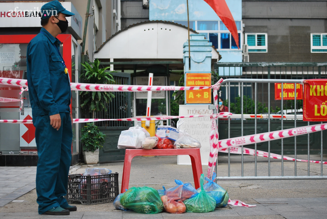 Hà Nội: Phong tỏa tạm thời cửa hàng tiện lợi và chung cư trên phố Lê Trọng Tấn liên quan ca dương tính SARS-CoV-2 - Ảnh 5.
