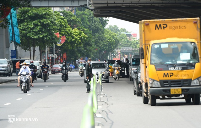  Hà Nội: Tổ công tác đặc biệt lập chốt dài 200 mét xử lý vi phạm phòng chống dịch, nhiều người quay xe khi gặp chốt - Ảnh 5.