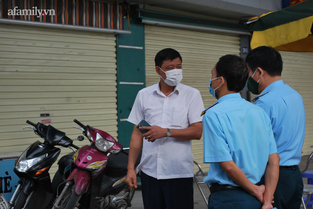 Hà Nội: Phong tỏa tạm thời cửa hàng tiện lợi và chung cư trên phố Lê Trọng Tấn liên quan ca dương tính SARS-CoV-2 - Ảnh 7.