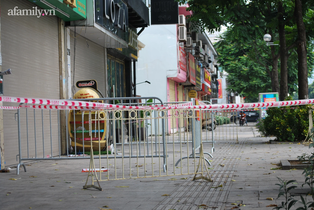 Hà Nội: Phong tỏa tạm thời cửa hàng tiện lợi và chung cư trên phố Lê Trọng Tấn liên quan ca dương tính SARS-CoV-2 - Ảnh 9.